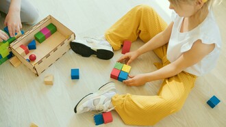 Bambina gioca. Accettare le differenze: la meravigliosa storia di due bambini che hanno imparato ad amarsi