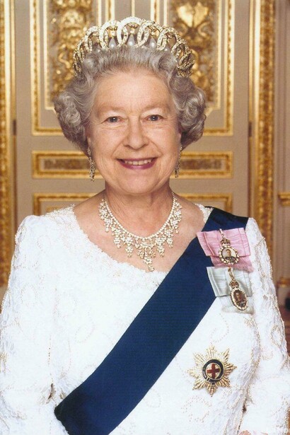 Isabel II de Inglaterra vestida de gala