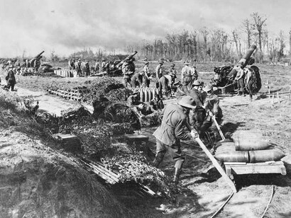 Fotografía de proyectiles llevados por un tren ligero a los obuses de 8 pulgadas de la 54.ª batería de artillería de asedio de Australia, frente occidental, 1917