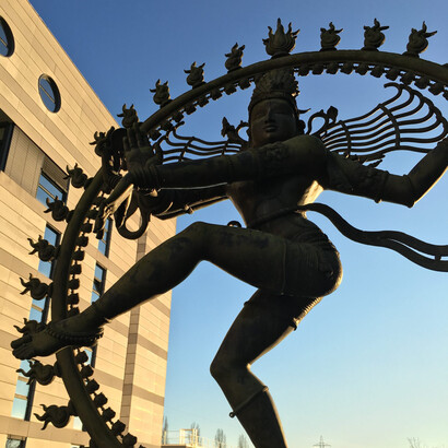 La statua di Śiva Nataraja presso il CERN di Ginevra, il Signore o re (raja) della danza (nata)