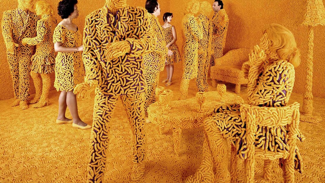 Sandy Skoglund, "The Cocktail Party", 1992, color photograph, cm 120x162.5 ca.