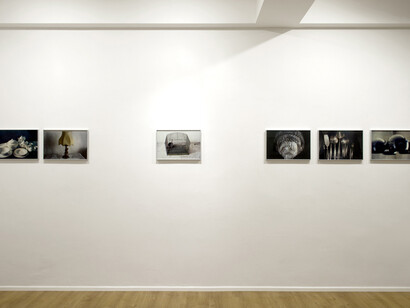 Alessandra Spranzi, veduta mostra lavori Obsoleto, 2013-2014, polaroid e pagina di libro o rivista, courtesy galleria P420 Bologna
