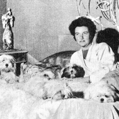Peggy Guggenheim, nel 1958, una delle più influenti collezioniste e sostenitrici dell'arte moderna del Novecento