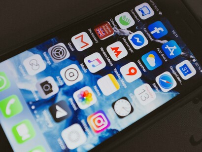 A educação digital é crucial para promover um uso responsável e ético das mídias sociais