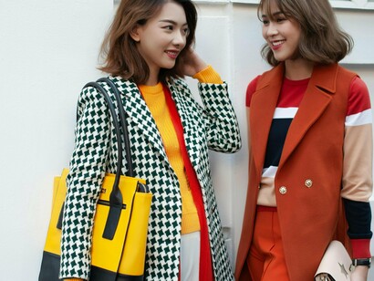 Definir sua preferência é o ideal e, quando pensamos em durabilidade, investir em peças que imitam couro pode ser uma má opção, considerando a baixa resistência do material a riscos e a possibilidade do mesmo em se desfazer como areia em alguns casos. Se por uma preferência pessoal queira ficar com essa opção de couro faux, a melhor escolha são os mais texturizados, pois é normal que esses tenham uma película que dá a textura final e acaba deixando a peça com um bom aspecto e duradouro a longo prazo