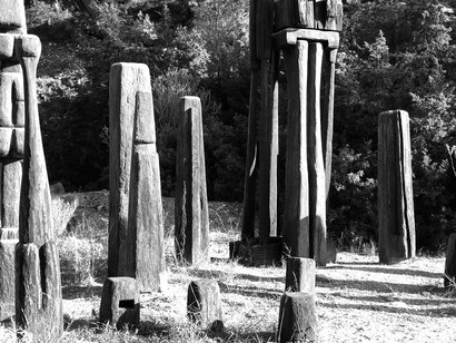 Forêt sculptée par François Stahly, dans le jardin des Rockefeller. Au début de la Seconde Guerre mondiale, Jean Prouvé a conçu des baraquements démontables pour l’armée française