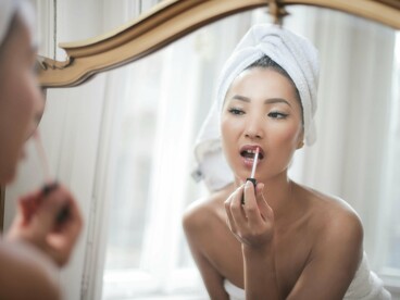 Todos-os-dias. Passava o mesmo batom vermelho nos lábios ressecados pelo frio, fazia o coque solto no cabelo, combinando a praticidade com a sexualidade de um descuido que só poucos podem ter. Com sol ou sem sol, mascarava o rosto de protetor, não era descuidada nesse ponto