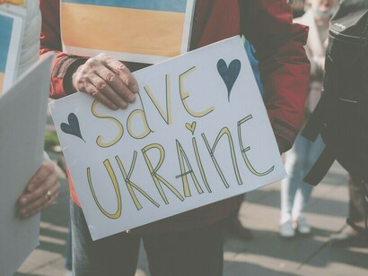 Anti-Kriegs-Demonstrantenzeichen, das ein Ende des Angriffs auf die Ukraine fordert