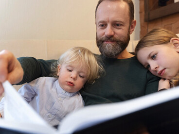  Necesitamos políticas que promuevan la paternidad activa, como licencias de paternidad que incentiven la igualdad en el cuidado.(Padre, 65 años, Chile). Informe "Situación de los padres en el mundo en 2026: al límite de sus fuerzas"
