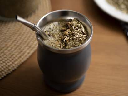 La yerba mate tiene un efecto diurético, dado que evita la retención de líquidos y mejora el desarrollo de la función renal. Mate rojo de cuero y bombilla, Argentina