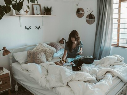 Cama desarrumada. Para além da cor da pintura e da organicidade de uma casa, viver a casa é o mais legal, o bacana de se ter uma moradia. Se identificar com a história contada por meio dos objetos e estilo e que ofereça a sensação de um ninho ou porto seguro é o que podemos entender como verdade