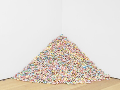 Felix Gonzalez-Torres, Exhibition view. Courtesy of David Zwirner