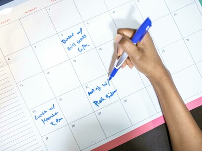 Mulher faz planejamentos em calendário. Pensou: "essa meta eu já coloquei em 2019,
2020, 2021..."