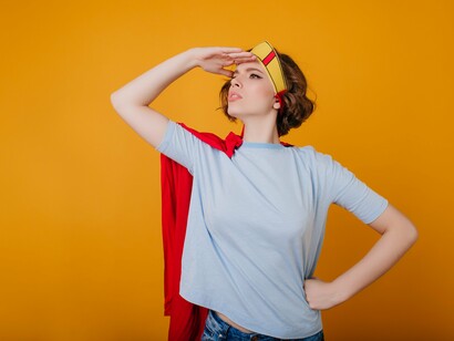 Mulher fantasiada de super-heroína. Talvez você tenha vivido relações onde sua presença só era valorizada quando estava sendo útil. Onde o carinho só aparecia depois de uma crise. Onde, se você não estivesse resolvendo nada, era ignorada. Nesses contextos, amar virou sinônimo de tarefa. E quanto mais você se doava, mais sentia que estava “ganhando pontos”