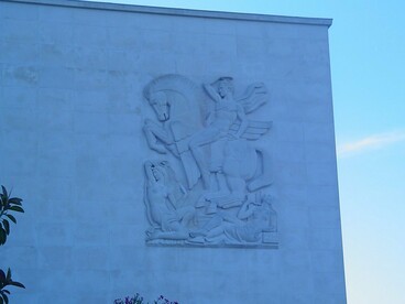 Pégasus, Belorofonte, Clio e Polímnia em obra de arte em alto relevo na Universidade de Lisboa