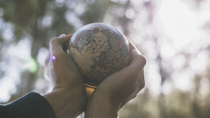 O que é ético numa cultura, seria ético também em outra cultura? Nesse aspecto, podemos pensar que a ética é fundamentada em valores que têm suas bases na questão da diversidade de pensamentos e reflexões do cotidiano. A ética é a área da filosofia que mais diretamente relaciona-se com o cotidiano das pessoas e muito importante para o discernimento e decisões por vezes muito delicadas