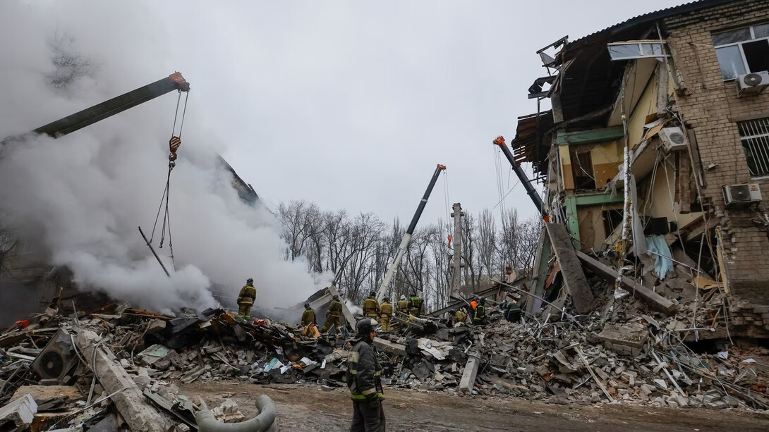 Personal de emergencia trabaja entre los escombros en el sitio donde un edificio sufrió graves daños en los recientes bombardeos durante el conflicto entre Rusia y Ucrania en Donetsk, el 16 de enero de 2023
