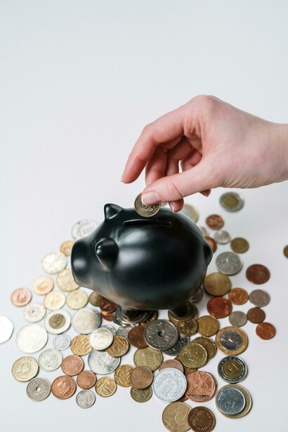 Revisar y ajustar tu plan financiero regularmente te ayuda a adaptarte a cambios económicos y mantener el progreso
