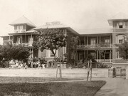 Familia Genet Ramos con amigos, frente al Hotel Francés, alrededor del año 1925. Foto de Manuel Cubero (1885-1957), de la colección de Ronald Brenes Fernández (1983-2021), propiedad de la señora Vanessa Carpio Araya