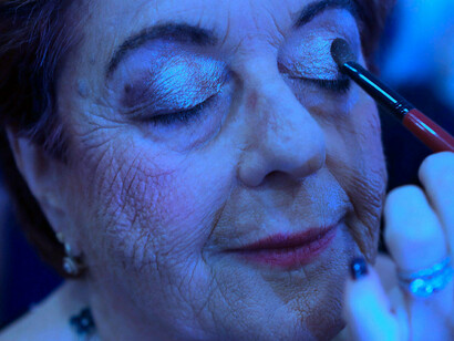 Maquillándose para Miss Sobreviviente del Holocausto