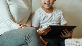 Las redes sociales han transformado la crianza al ofrecer acceso a información, apoyo comunitario y nuevas formas de conexión, pero también plantean desafíos como la presión social, riesgos para la privacidad y el impacto en la relación entre padres e hijos