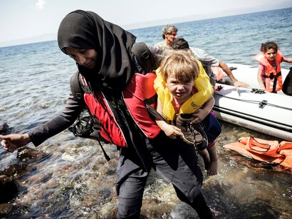 Migrante siria con su bebé en brazos