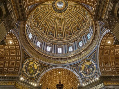 Cupola della basilica di San Pietro, Roma, Italia. Bramante realizzò un disegno (ora agli Uffizi, noto come “piano su pergamena”) con un grande spazio centrale concluso da cupola