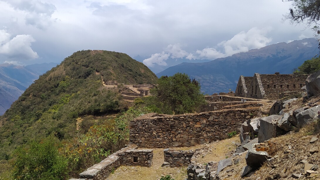 Choquequirao es una antigua ciudadela inca considerada la "hermana sagrada" de Machu Picchu, ubicada en las montañas del sur de Perú, a más de 3000 metros de altura