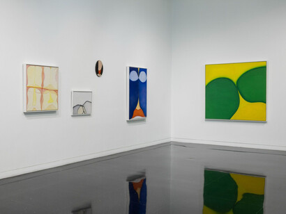 Huguette Caland, Bribes de corps, exhibition view. Courtesy of The Arts Club Of Chicago