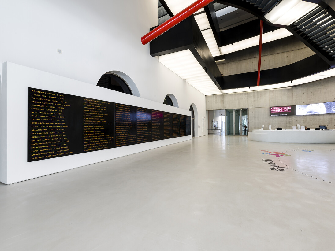 Flavio Favelli,
Gli Angeli degli Eroi,
Acrilico e smalto su pannello,
200 x 1.260 cm,
2015,
courtesy MAXXI,
foto Sebastiano Luciano
