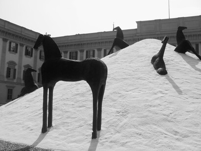 Domenico Paladino, Montagna di Sale (2011), installazione collocata di fronte al Palazzo Reale di Milano, Italia