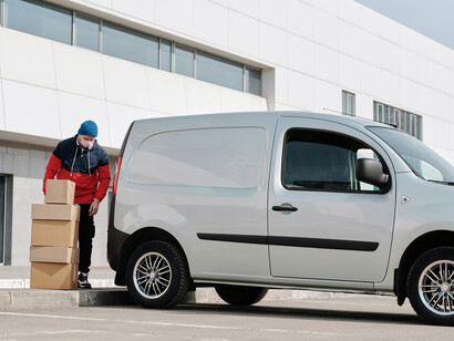 Repartidor bajando cajas. Es importante contar con proveedores que aseguren la calidad de los insumos y el cumplimiento de los tiempos de entrega