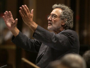 Luis Bacalov durante un concerto
