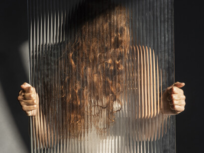 Derrière cette vitre texturée, l’évidence du présent se perd : le simple constat est vidé de son contenu et dissimule ce qui se passe vraiment