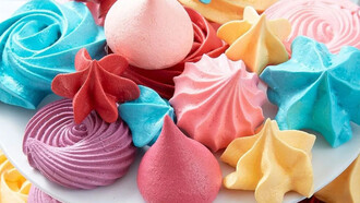 Se llevó el carro y regresó una hora después, con una bandeja llena de merengues