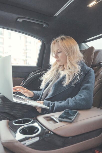 Mulher executiva trabalha em seu carro