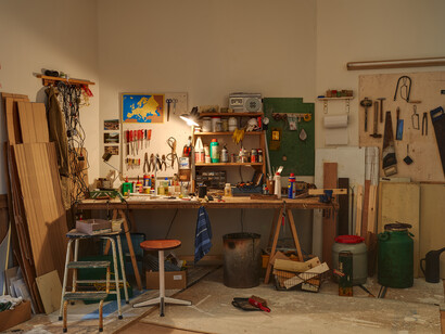 Fiona Tan, Ghost Dwellings III, 2013-14, HD video, colour, stereo, room installation, Loop duration : 5 m 30 s, Edition of 4, Courtesy the artist and Frith Street Gallery, Photographer: Alex Delfanne