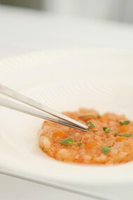 L’uso delle pinzette da cucina permette di posizionare ogni elemento con precisione millimetrica, trasformando il piatto in una composizione armoniosa