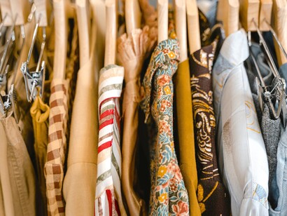 Roupas variadas em cabides