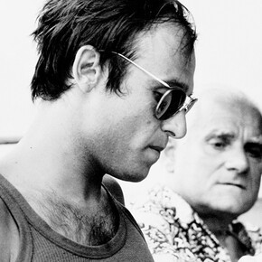 Mario Schifano con Alberto Moravia durate le riprese del film "Umano non umano"