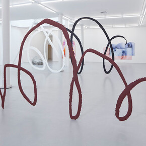 "Urs Fischer: Mind Moves", Installation view, Artworks © Urs Fischer, Photo by Johnna Arnold. Courtesy of Gagosian
