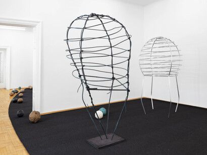 Sonia Leimer, Dust buddies, exhibition view. Courtesy of Galerie nächst St. Stephan