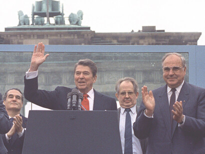 En enero de 1986, Gorbachov propuso públicamente un programa de tres etapas para abolir las armas nucleares del mundo a finales del siglo XX