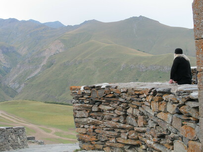 Cura ortodoxo en la terraza de la iglesia de la Trinidad de Gergeti