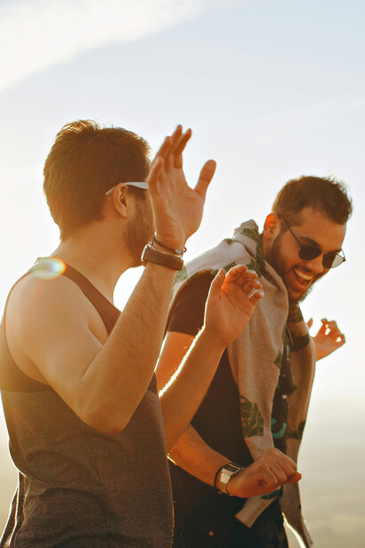 Descubra como construí suas amizades e transformou estranhos em amigos ao longo do caminho da vida. Amizades são escolhas que enriquecem nossa jornada
