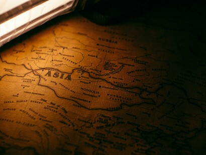 Geografia e migrazioni. E ciò, di conseguenza, attribuisce un ruolo chiave ad alcuni Paesi, che su queste rotte si trovano in posizione rilevante, veri e propri ‘rubinetti’. Che, in quanto tali, possono aprirsi o chiudersi ai flussi, o semplicemente ‘regolarli’. Ovviamente, tale possibilità fa di questi Paesi i destinatari privilegiati delle attenzioni europee