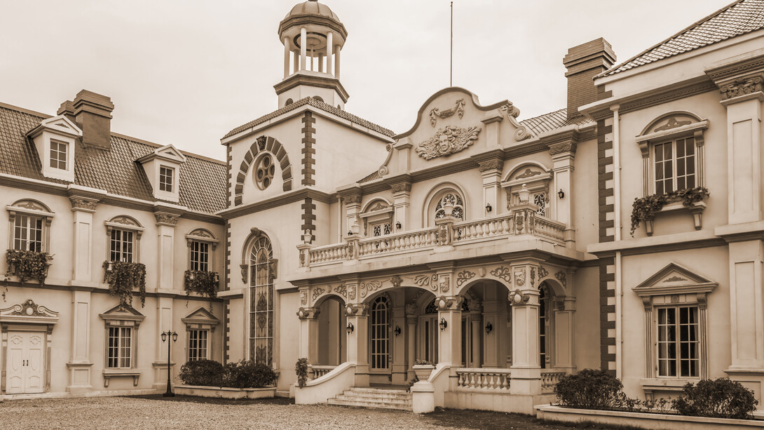 Como me lembro dos meus amigos de escola; como me sentia dessincronizado por esses meus pares que cresciam enquanto eu mingava. “Justino, tu tens que acompanhar os teus colegas porque senão ficas para trás!”, ri-me dessa voz que brotou dos recantos apagados da minha memória. Olho em volta e encontro a escola primária, a minha, onde eu também estudei. Era ela que me falava, o próprio edifício
