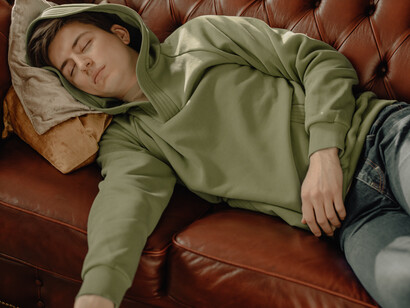 Ernesto lag mit den Armen auf dem Bauch auf dem Sofa und dann überkam ihn die Erinnerung