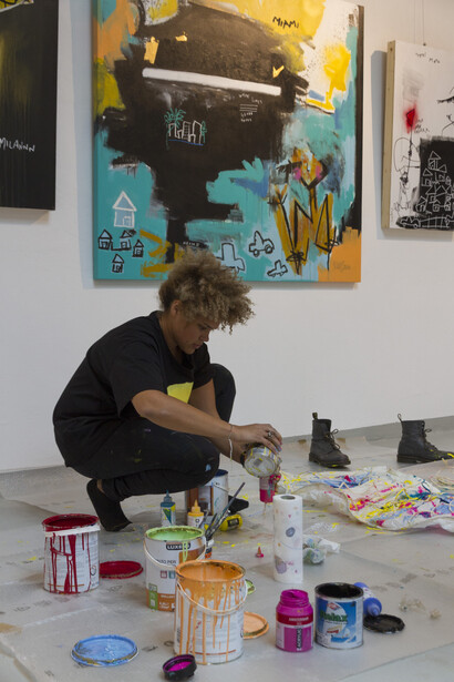Jenny Perez customizing Caterina Crepax’s paper sculpture – ph Angela Buono