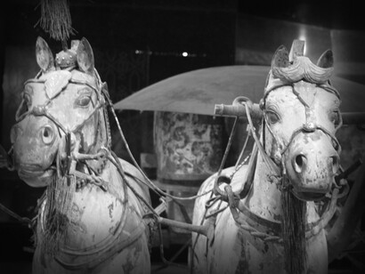 Além disso, o túmulo insere-se no debate historiográfico sobre memória e violência estrutural. A construção do complexo funerário envolveu trabalho forçado em larga escala, evidenciando que a monumentalidade é inseparável da coerção. Autores influenciados por leituras foucaultianas observam que o mausoléu funciona como um monumento disciplinar, no qual o poder se manifesta não apenas no resultado final, mas no próprio processo de construção